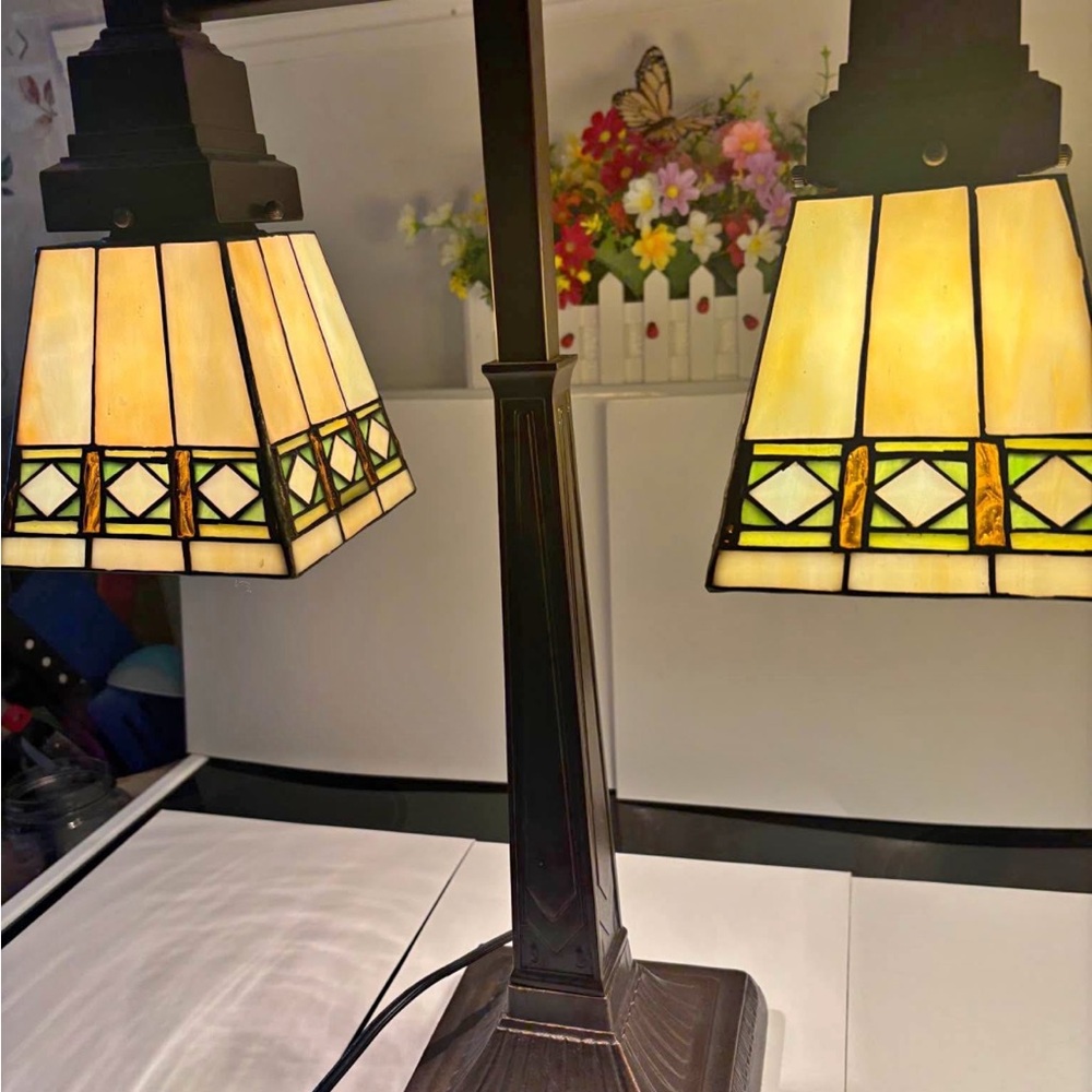 Elegant Stained Glass Table Lamp